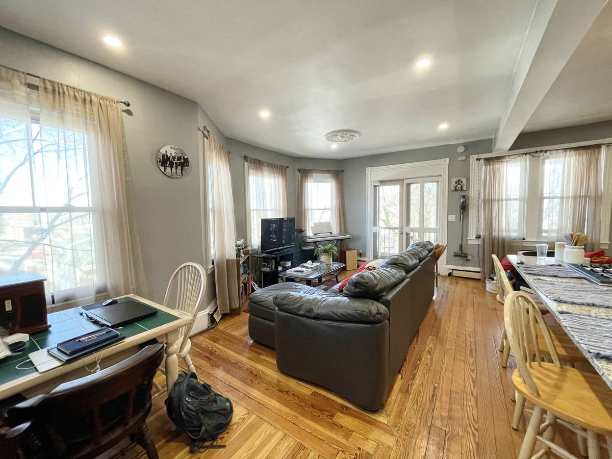 3 bed, 1 bath apartment for rent at 18 Sunset St Unit N/A, Mission Hill — photo 6 of 10