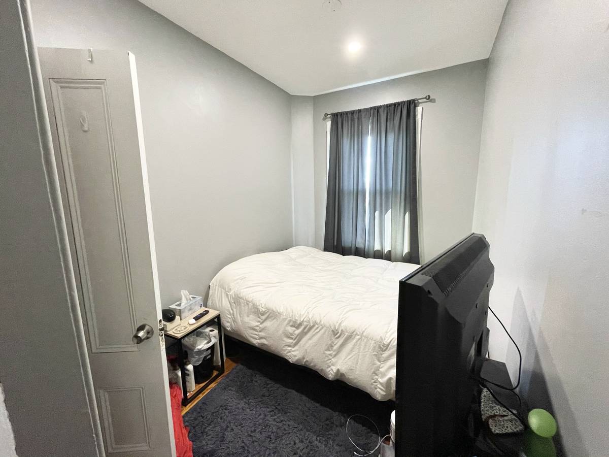 3 bed, 1 bath apartment for rent at 18 Sunset St Unit N/A, Mission Hill — photo 3 of 10