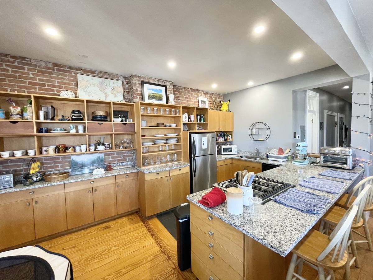 3 bed, 1 bath apartment for rent at 18 Sunset St Unit N/A, Mission Hill — photo 4 of 10
