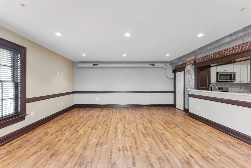 6 Main St Ext, Downtown