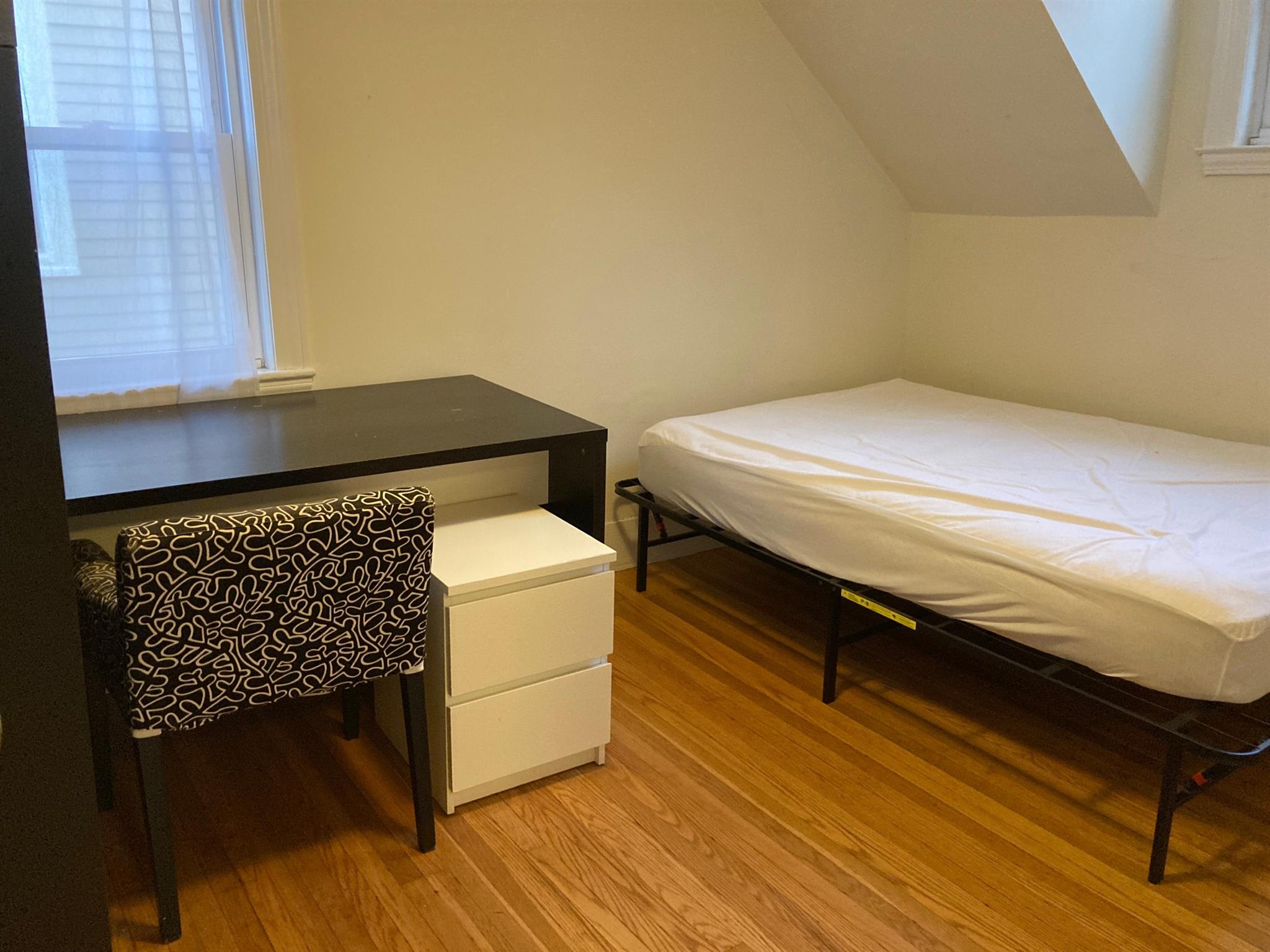 7 bed, 2 bath apartment for rent at 218 Norfolk St Unit 1, Central Square — photo 9 of 21