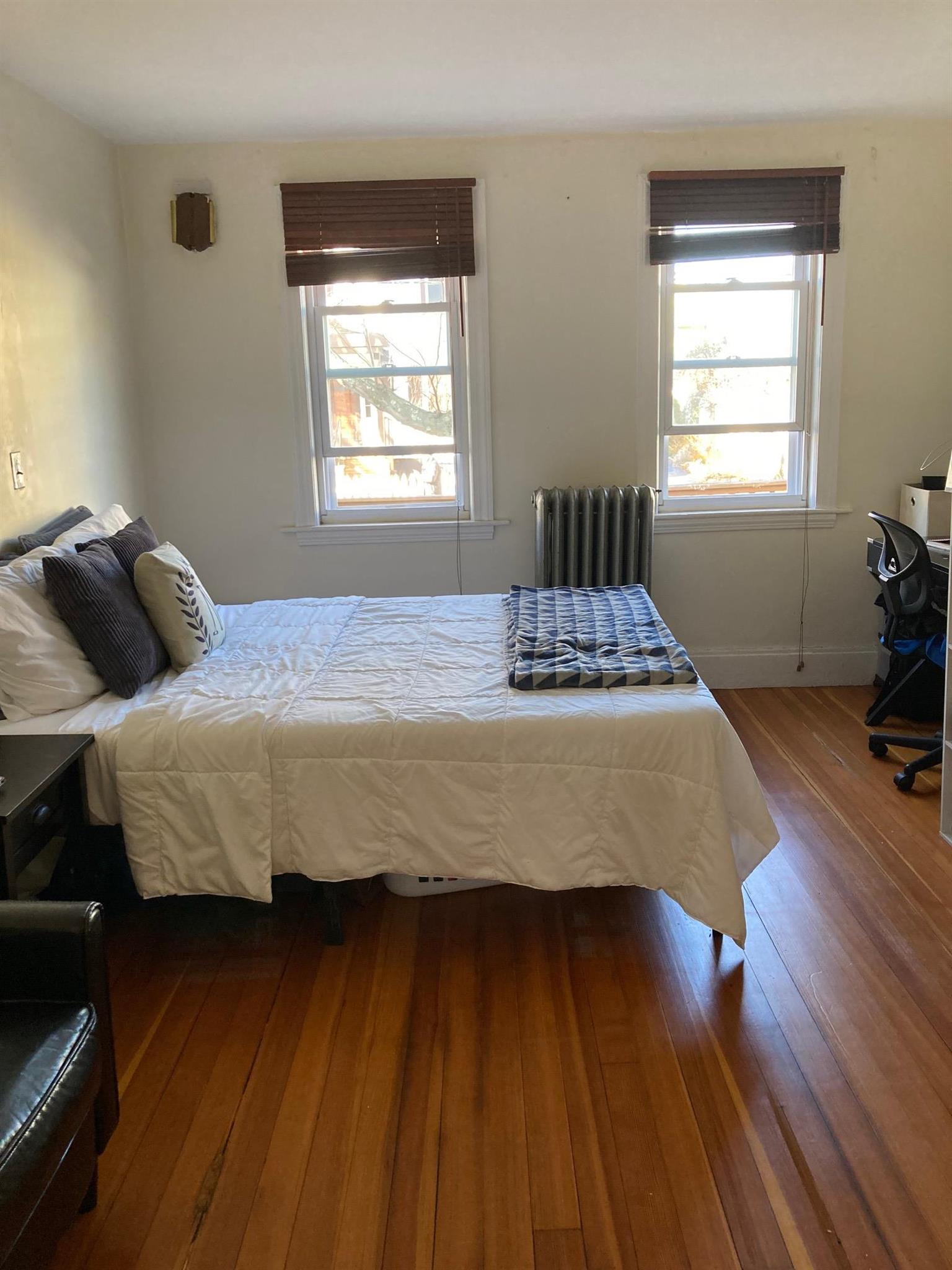 7 bed, 2 bath apartment for rent at 218 Norfolk St Unit 1, Central Square — photo 11 of 21