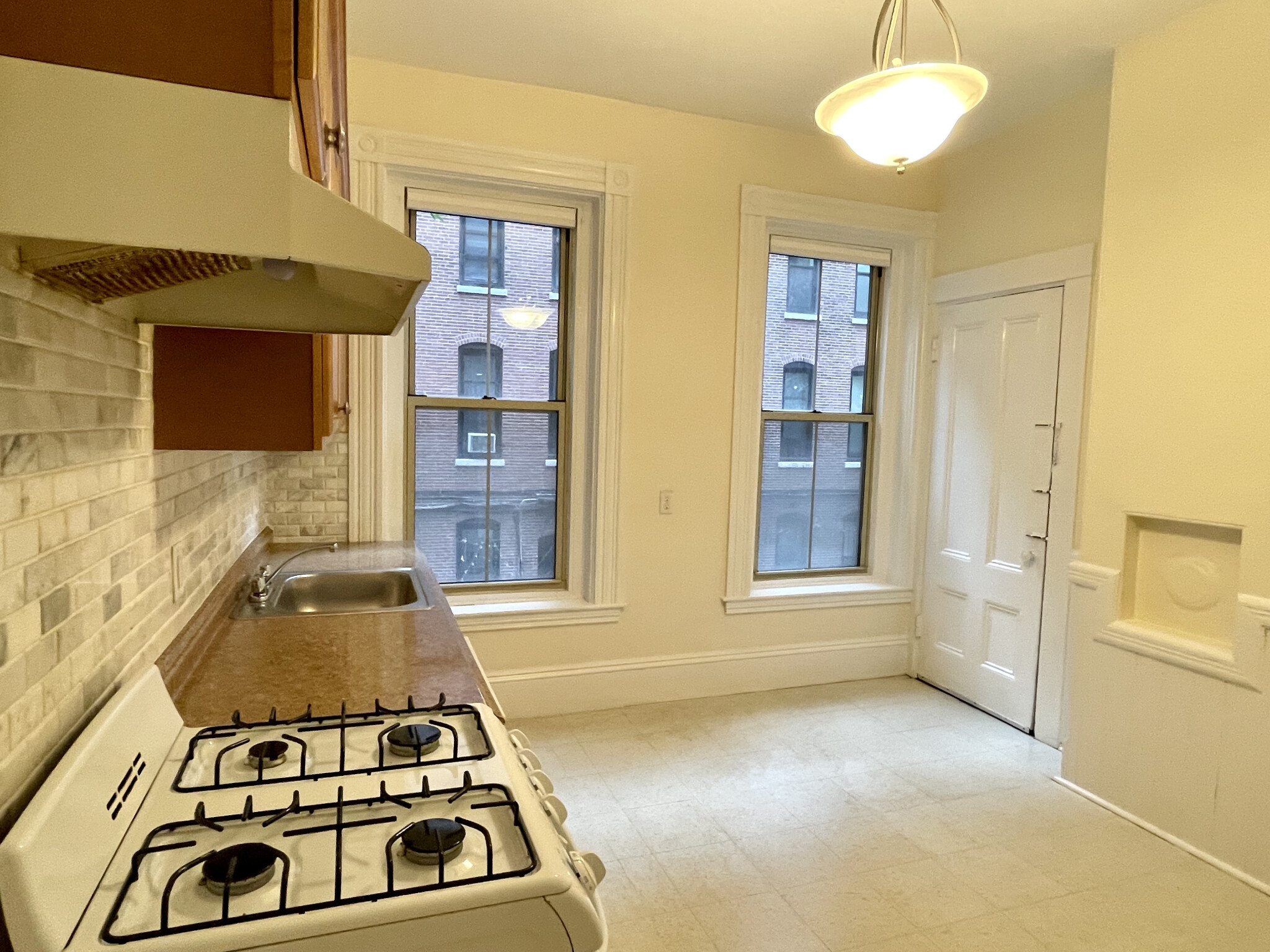 3 bed, 1 bath apartment for rent at 34 Isabella St Unit 2A, Back Bay — photo 3 of 7