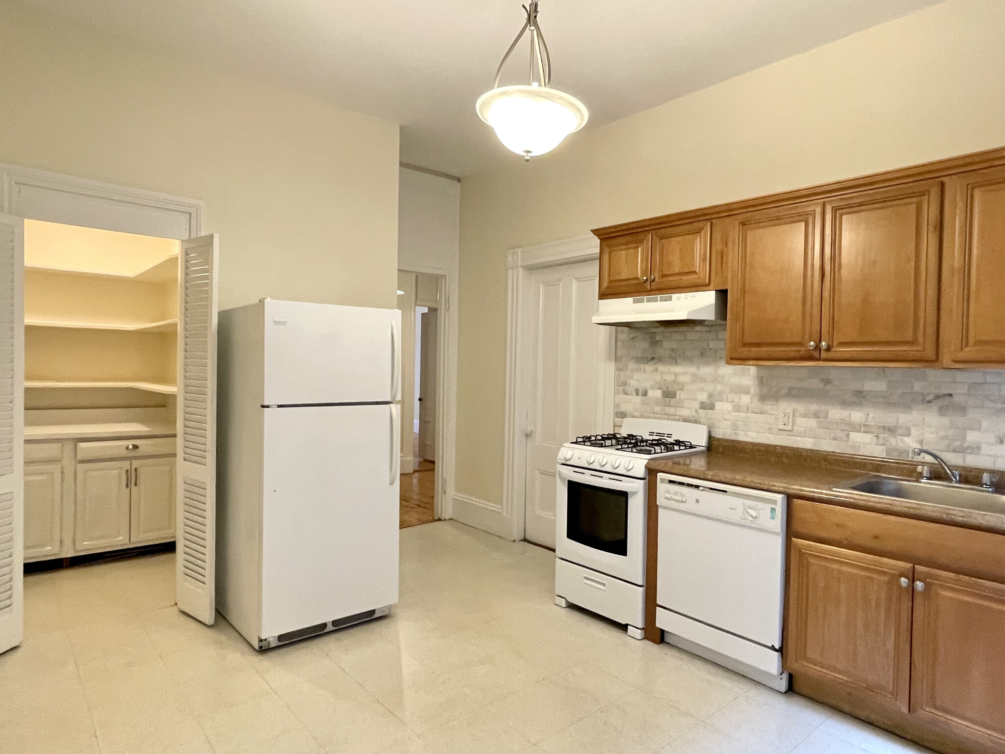 3 bed, 1 bath apartment for rent at 34 Isabella St Unit 2A, Back Bay — photo 4 of 7