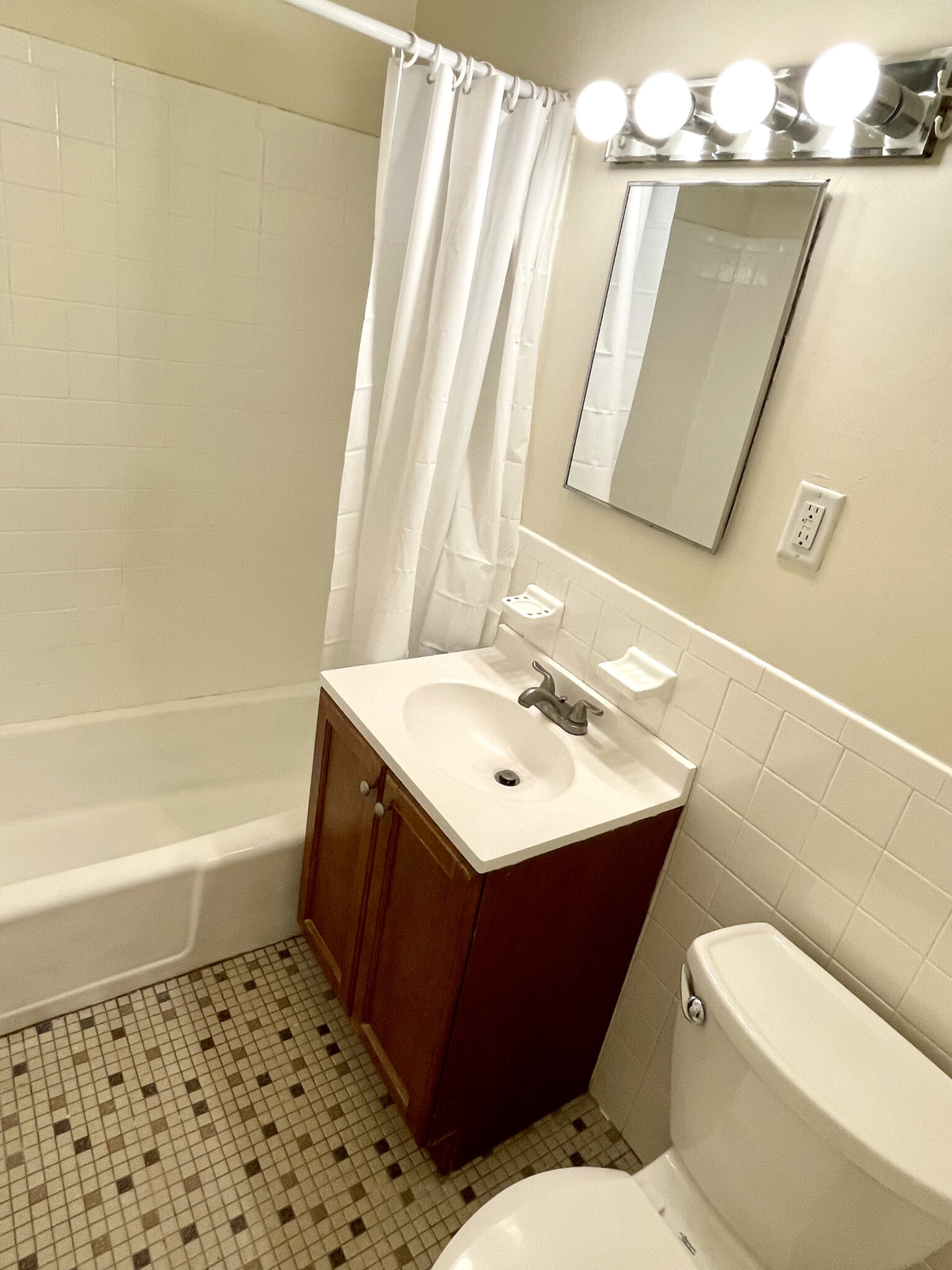 3 bed, 1 bath apartment for rent at 34 Isabella St Unit 2A, Back Bay — photo 7 of 7