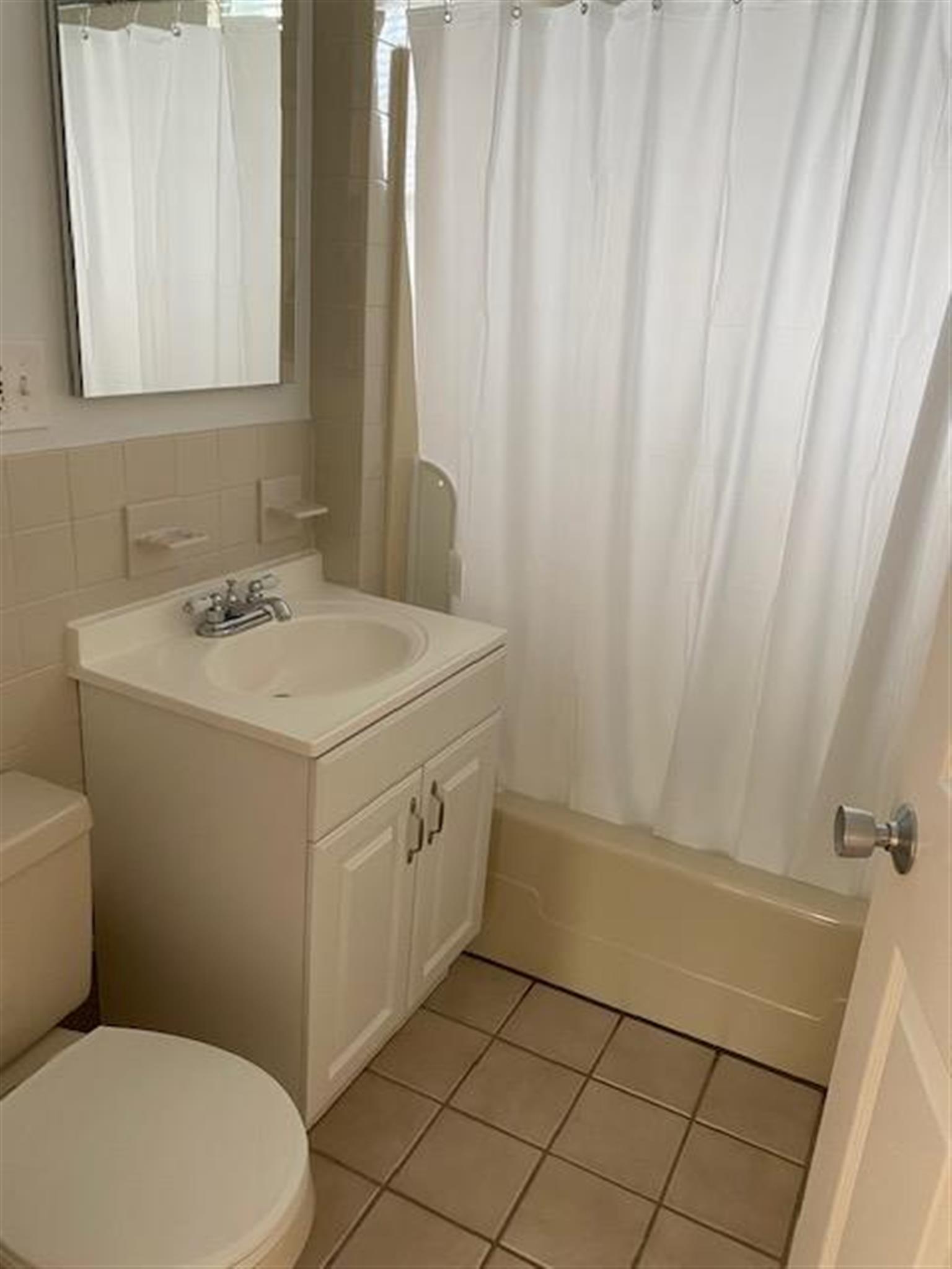 3 bed, 1.5 bath apartment for rent at 18 Early Ave Unit 2, Medford — photo 8 of 18