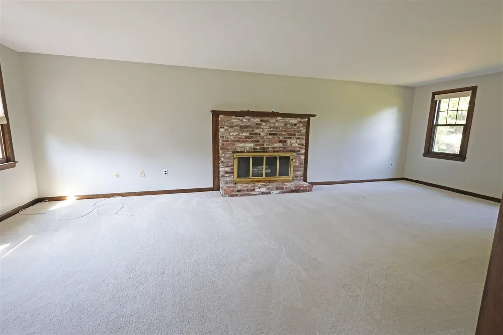 17 Fairview Dr, Westford