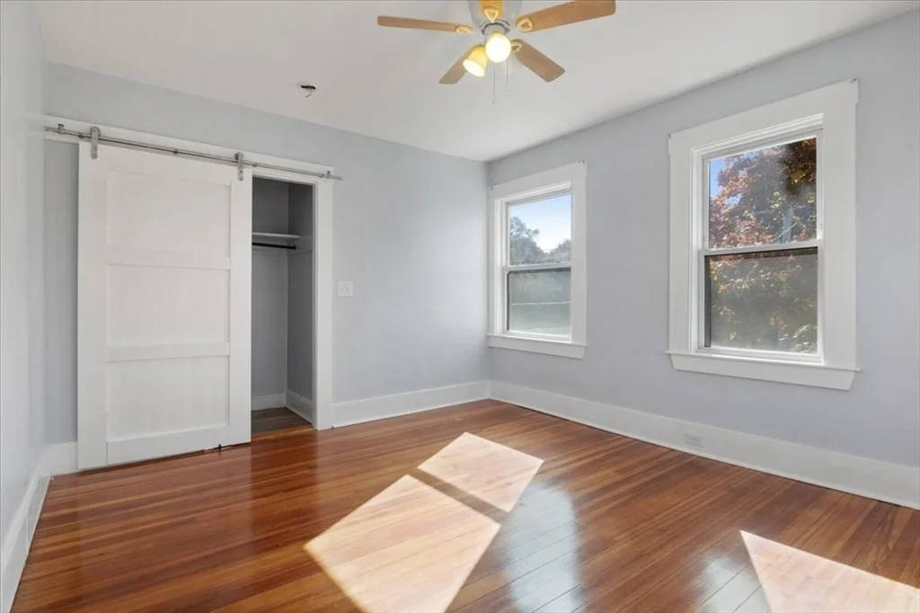 8 Linwood St, Holbrook