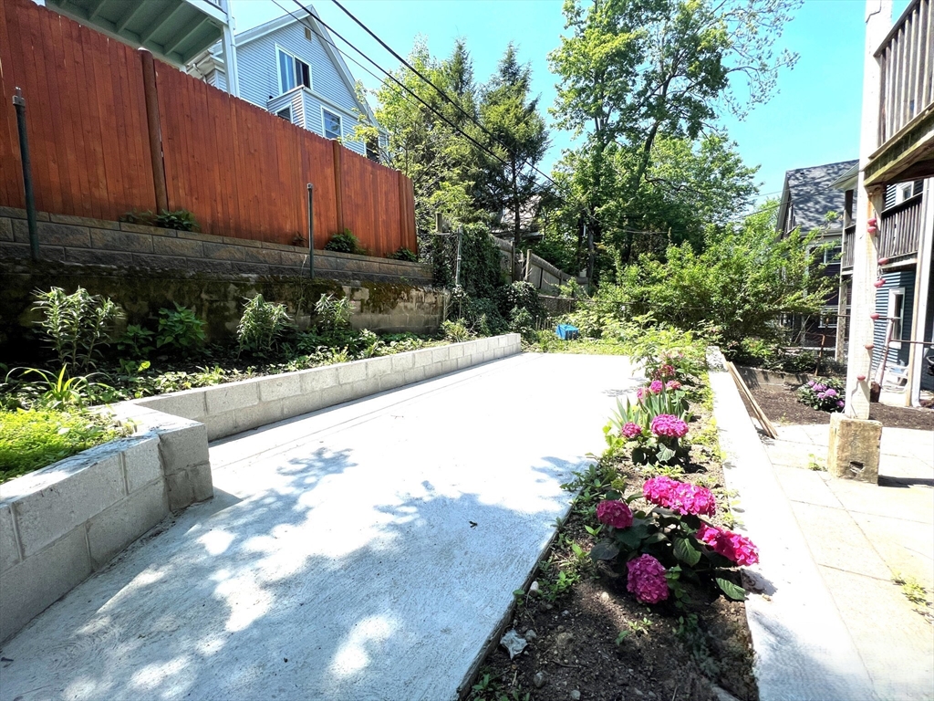 69 Woodlawn St, Jamaica Plain