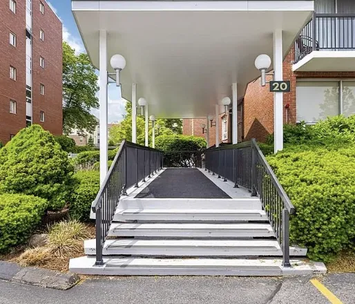 20 Hammond Pond Pkwa, Chestnut Hill