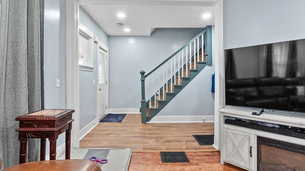 6 Crescent St, Whitinsville