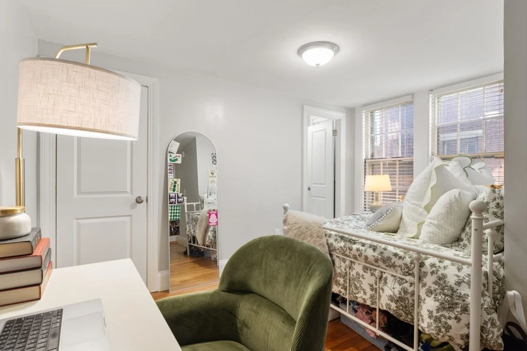 62 West Cedar St, Beacon Hill