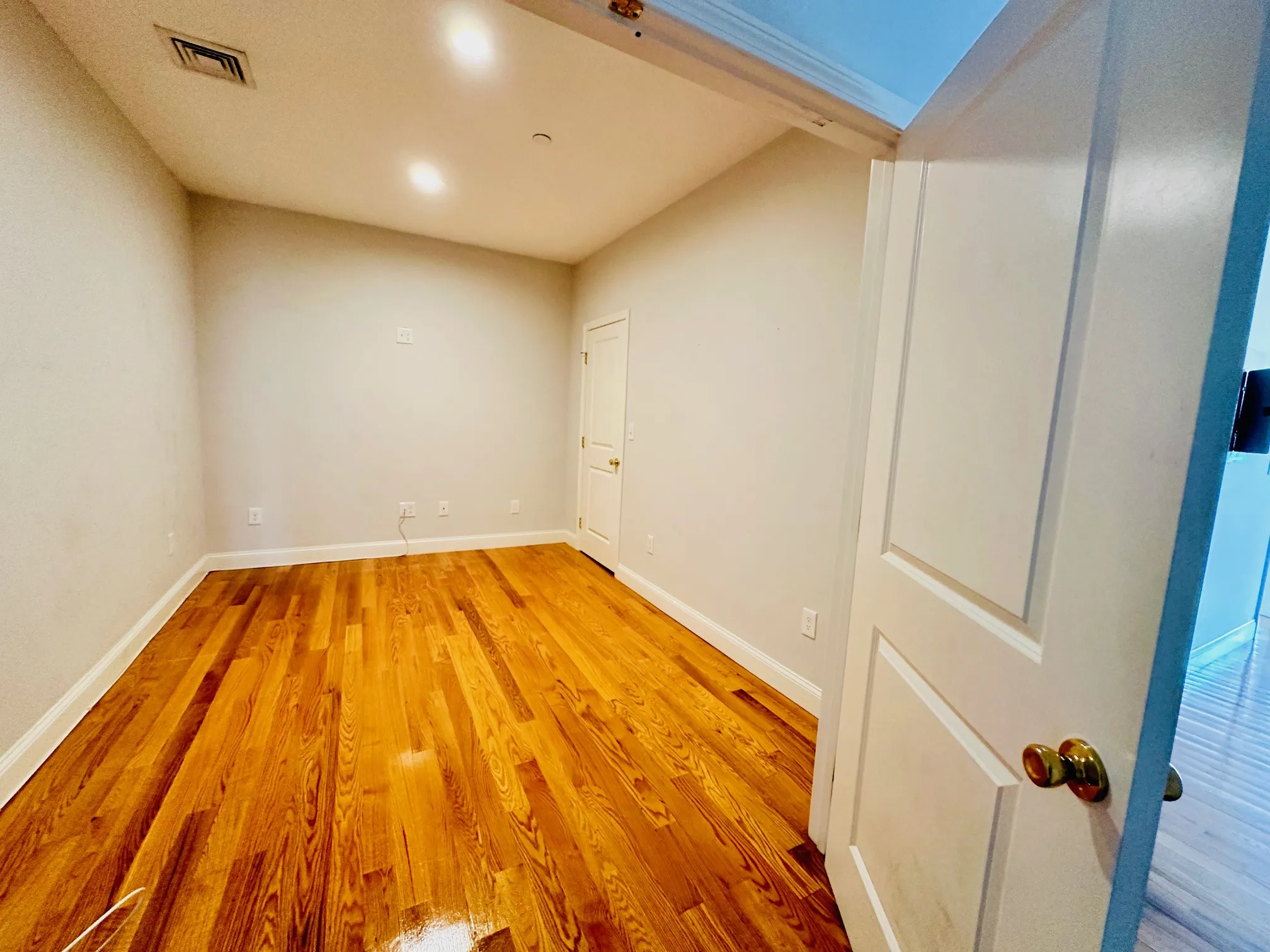 15 Dana Ave, Hyde Park