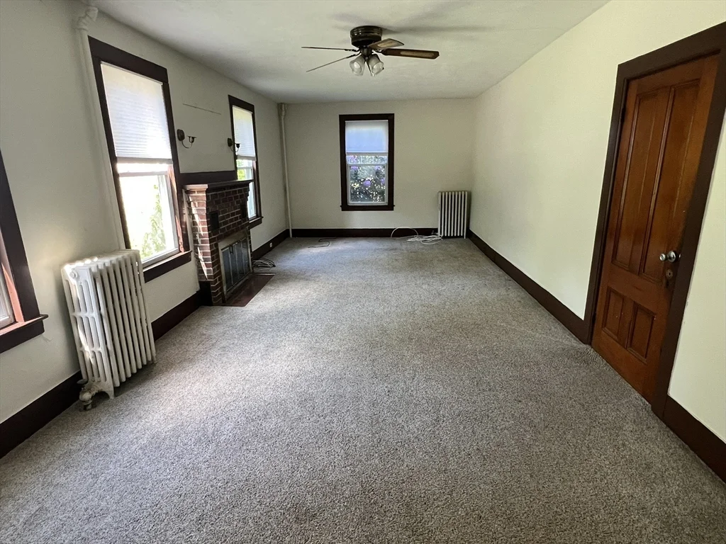 986 South East St, Amherst