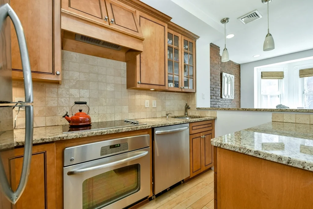 16 Follen St, Back Bay