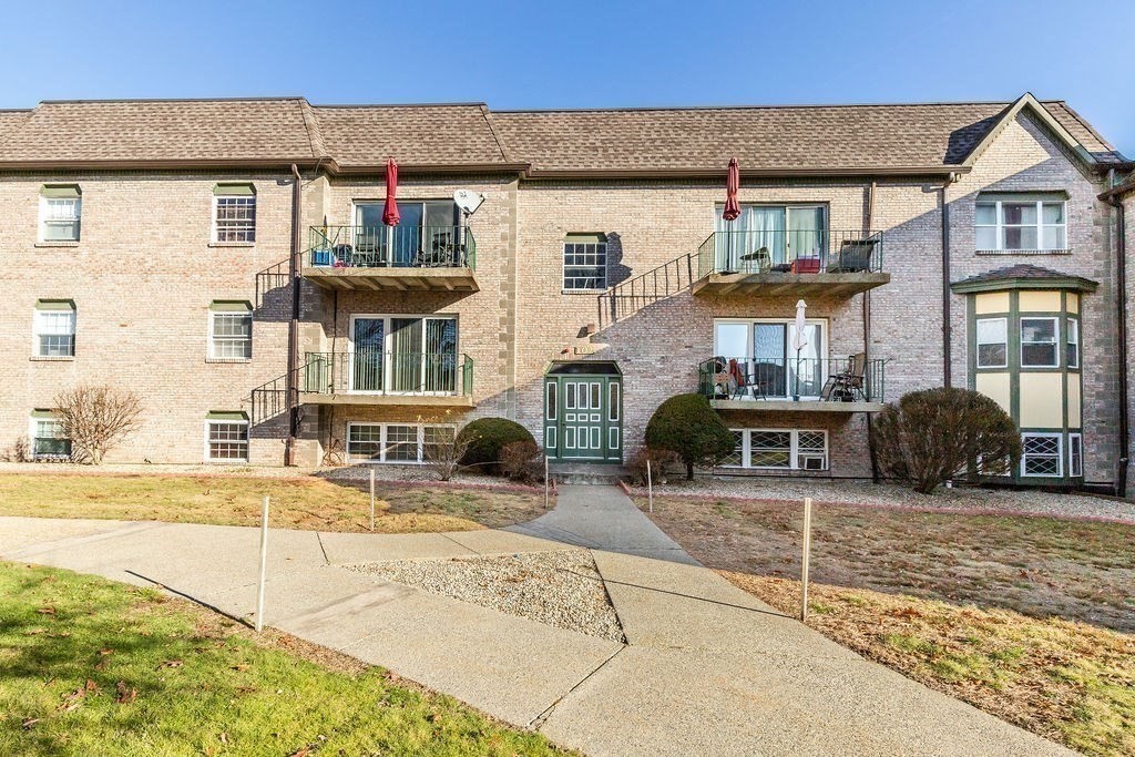 102 Oak Ln, Brockton