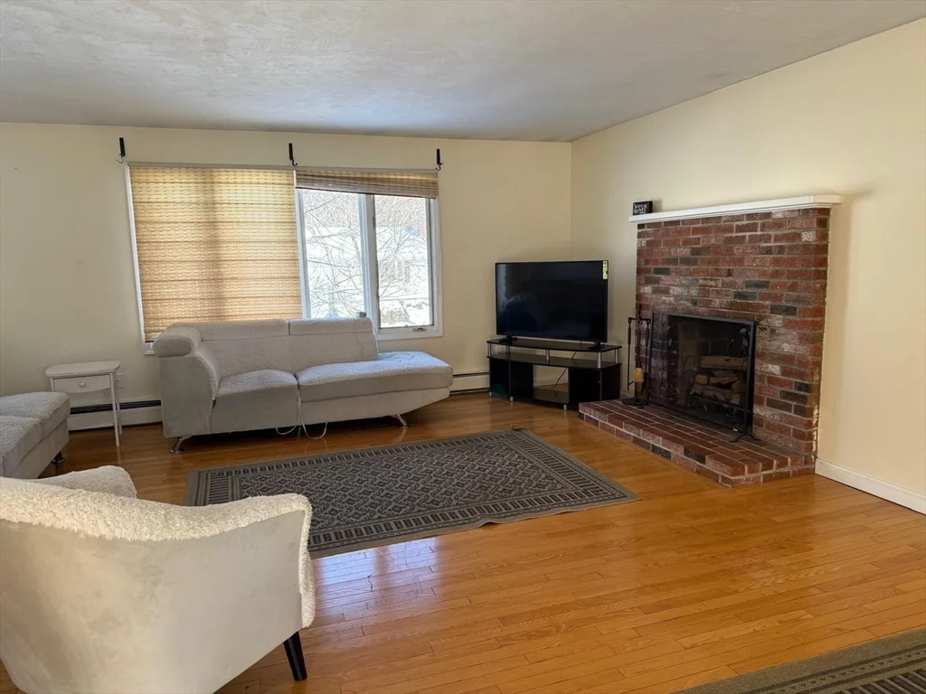 11 Bluegrass Ln, Shrewsbury