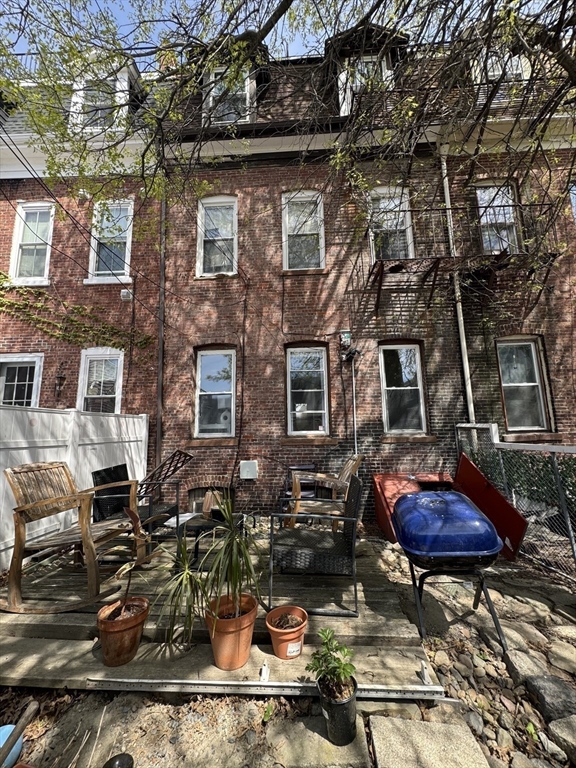 685 E 7th St, South Boston