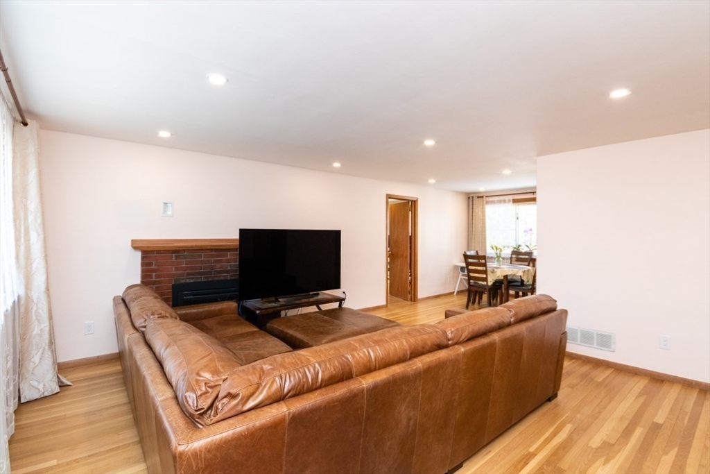 22 Livoli Rd, Framingham