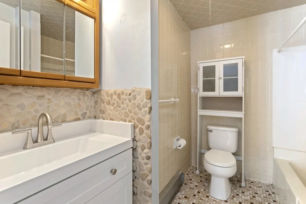 222 Winthrop Shore Dr, Winthrop