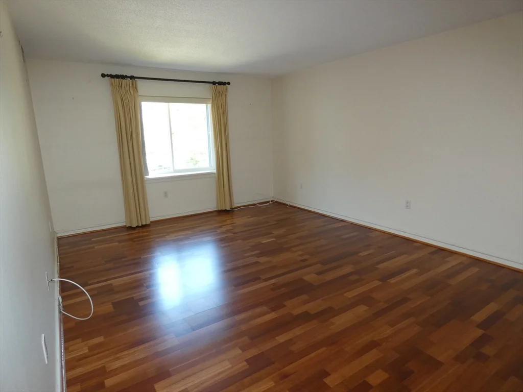 380 Place Ln, Woburn