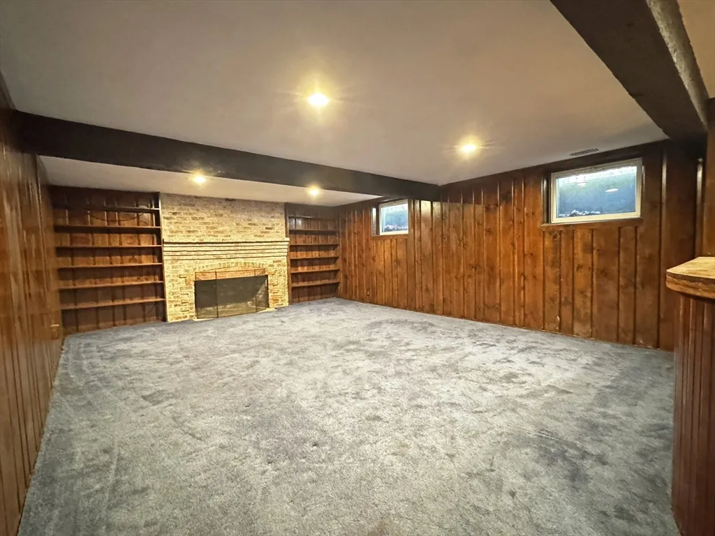 280 Quinobequin Rd, Waban