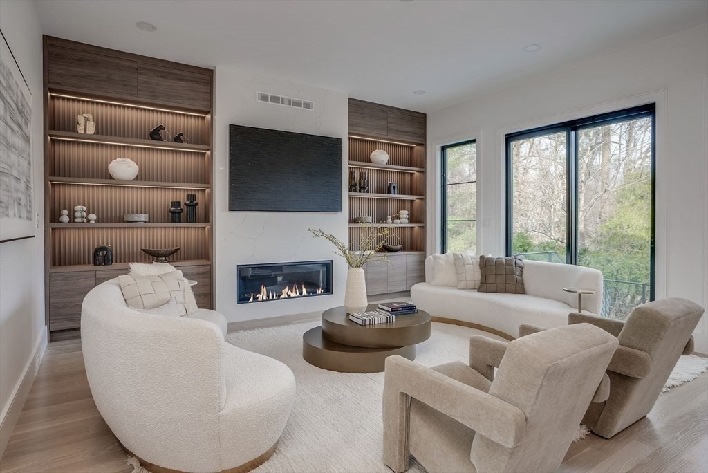 71 Harwich Rd, Chestnut Hill