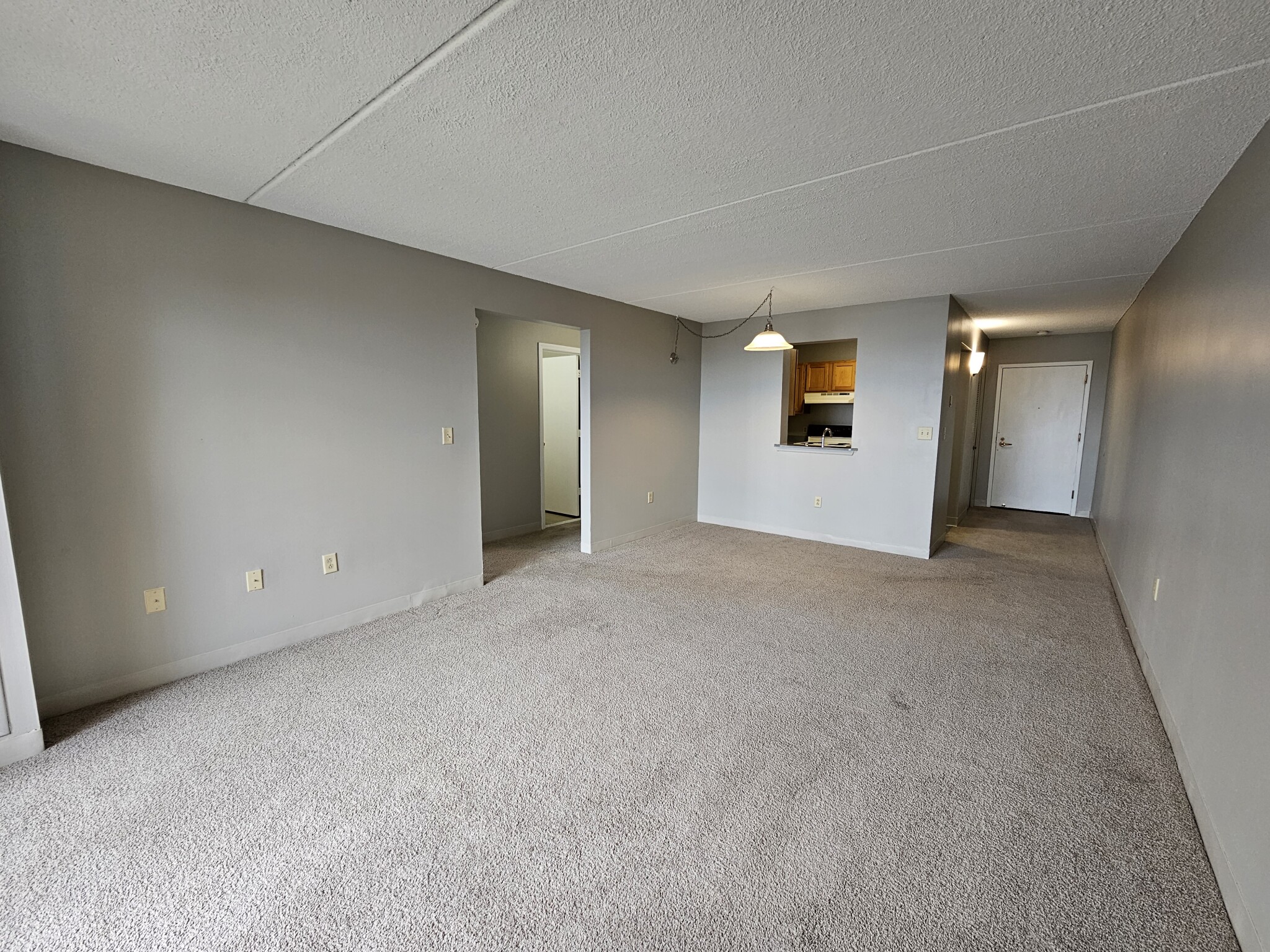 1 South Point Dr, Dorchester