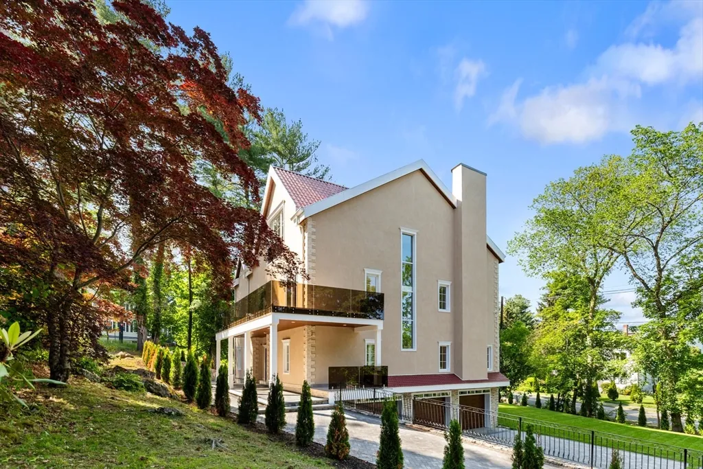 58 Chestnut St, Lynnfield