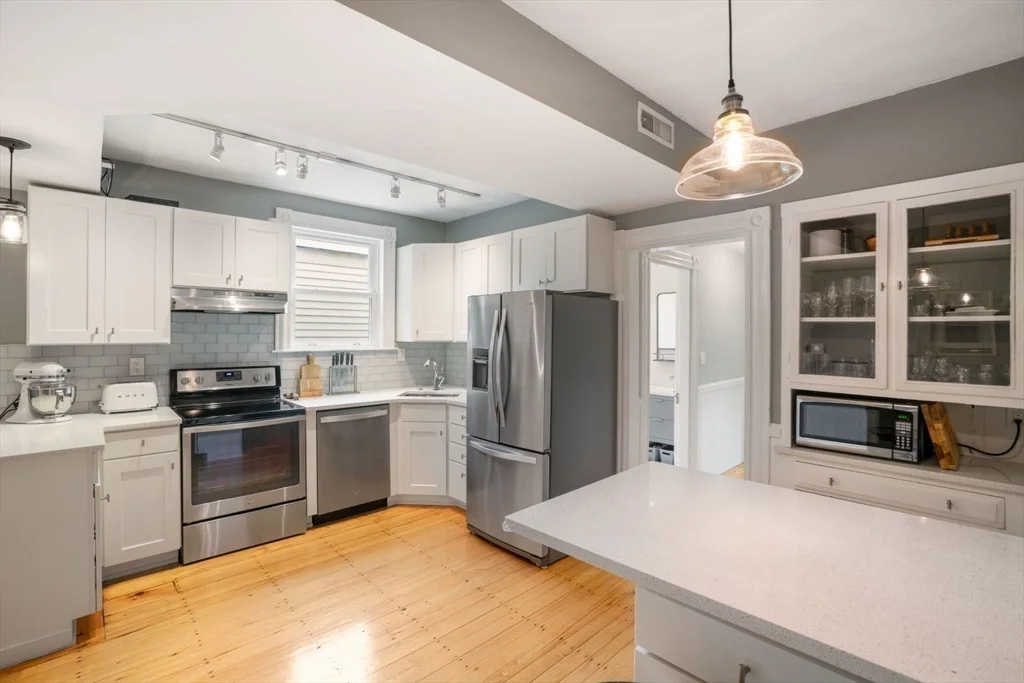 30 Oak St, Charlestown