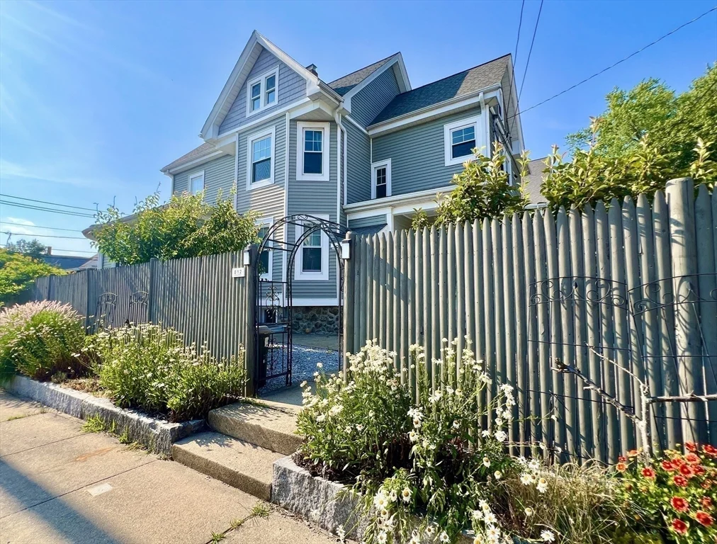 812 Moody St, South Side