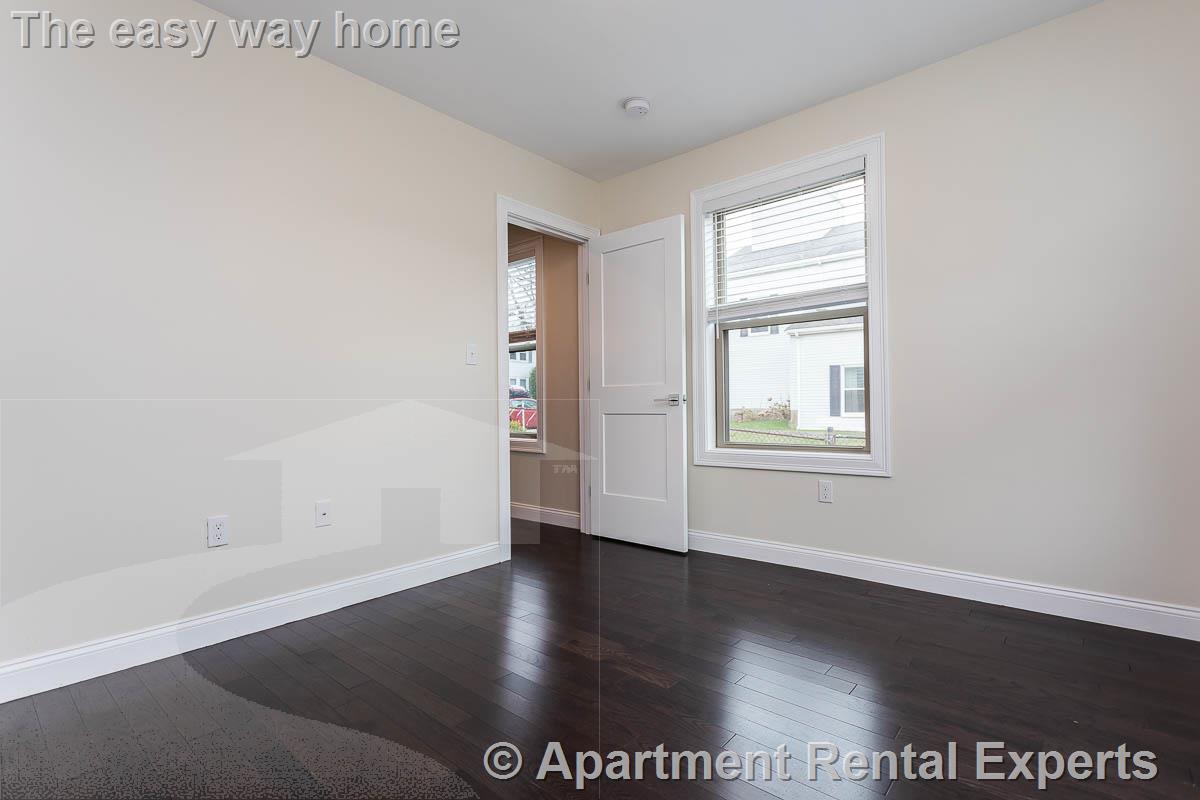 476 Fulton St, Medford Square