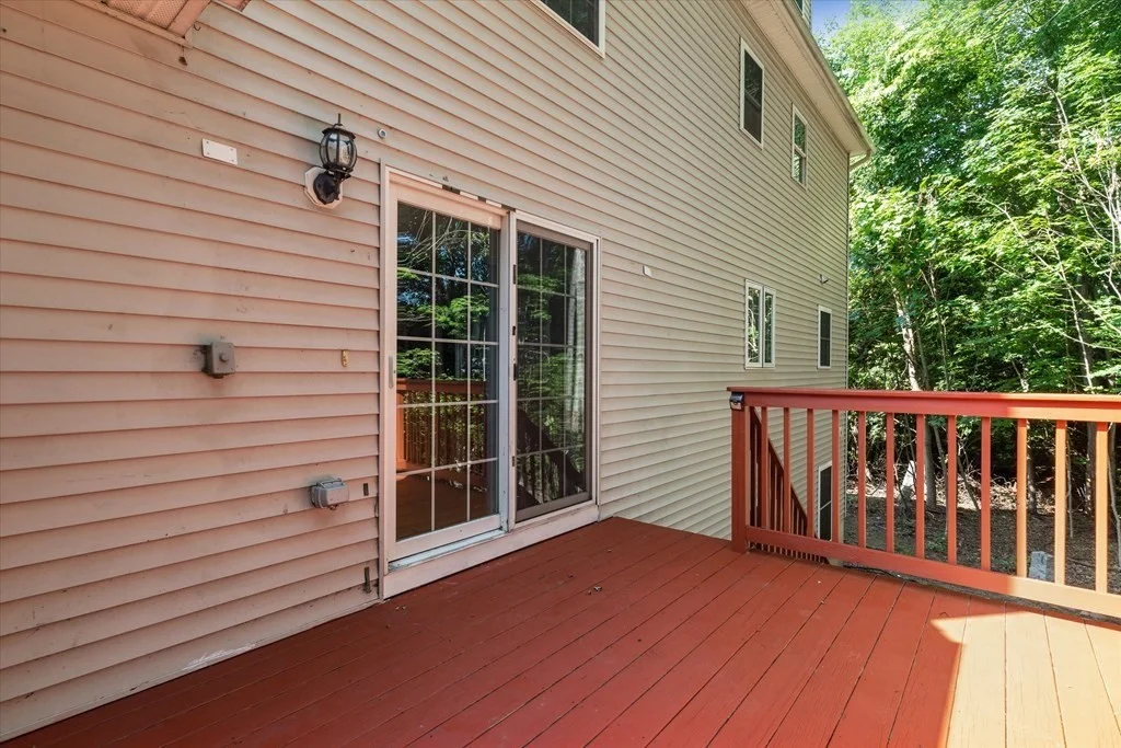 19 Benjamin Ln, Reading