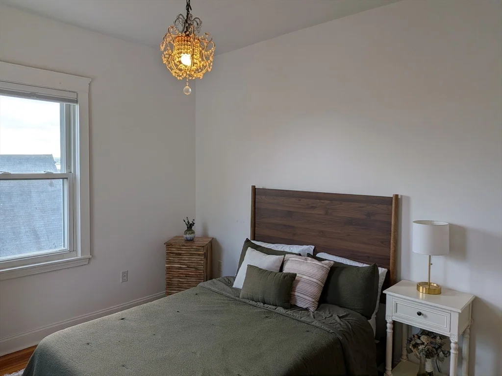 82 Gladstone St, East Boston