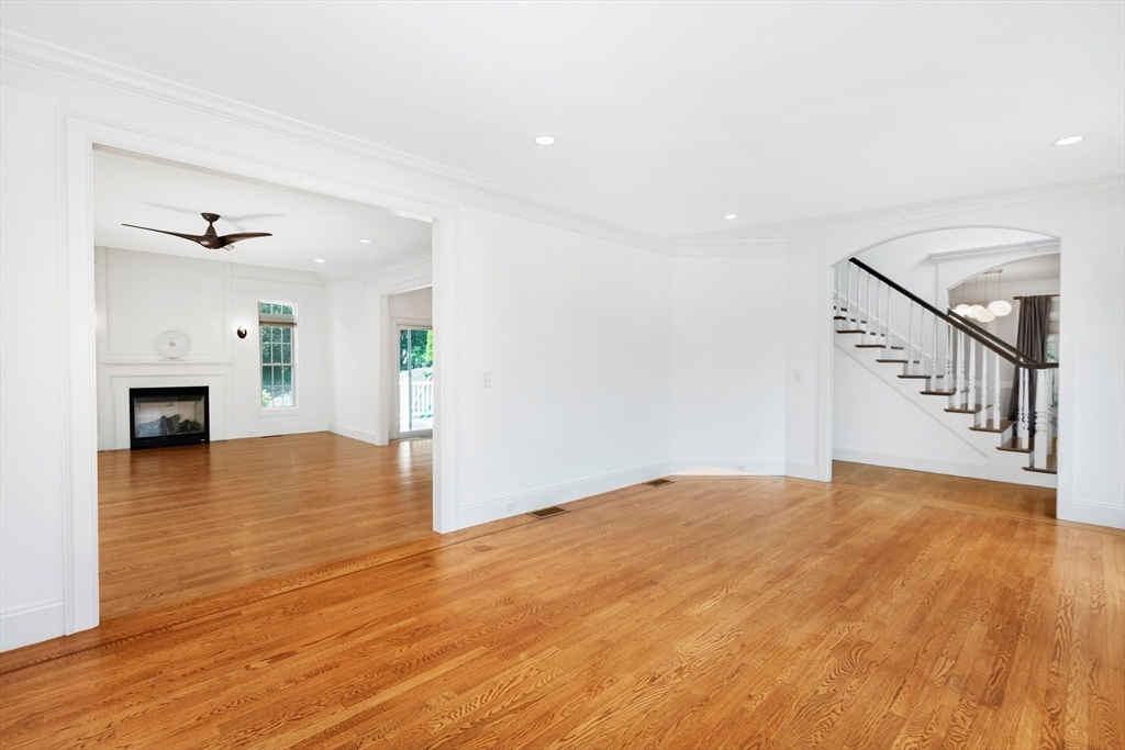 14 Brattle Ln, Arlington