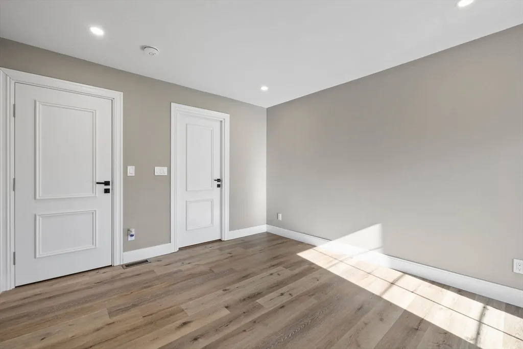 3 Burke Ln, Wellesley