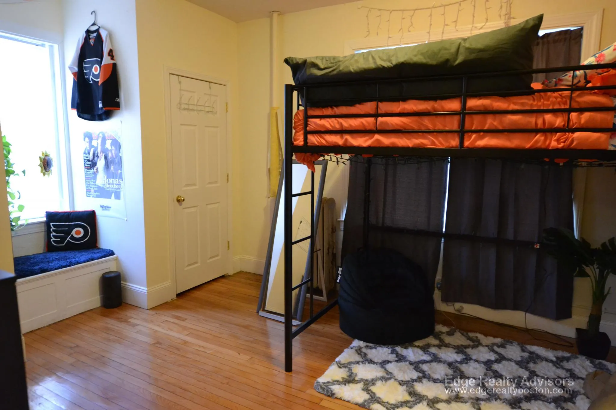 324 Saint Paul St, Washington Square