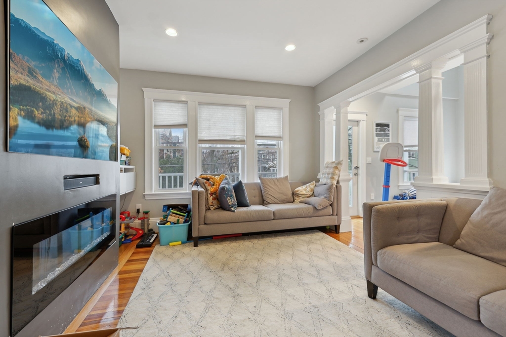 18 Hamilton Rd, Somerville