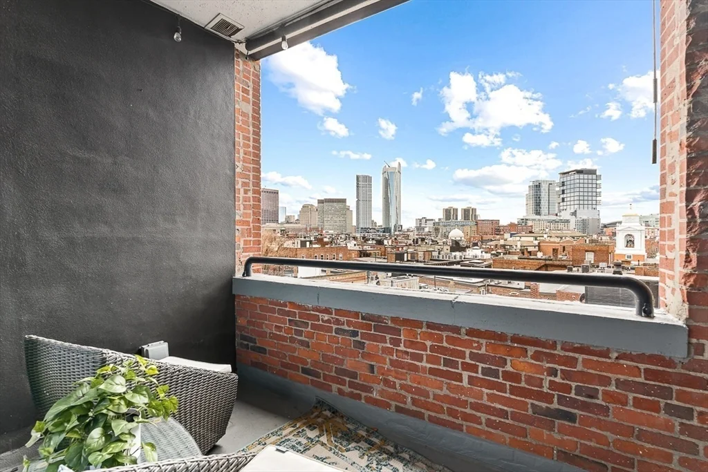 300 Commercial St, Waterfront