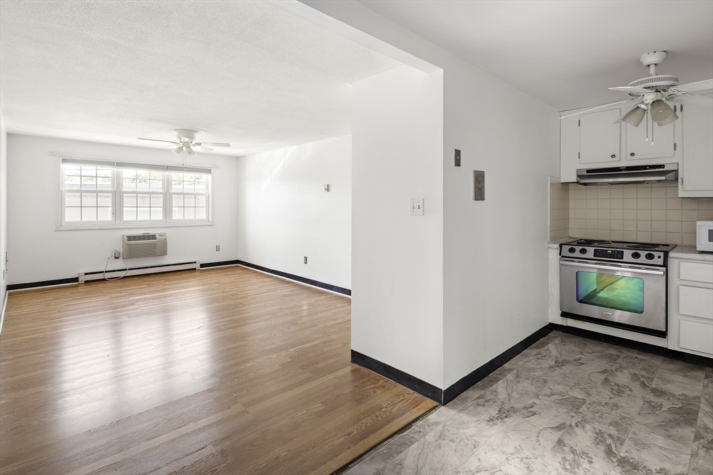 11 Old Colony Ln, Arlington Heights