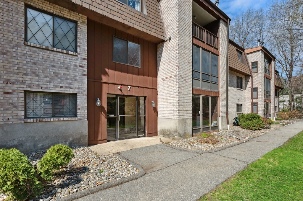 7 Greenbriar Dr, North Reading