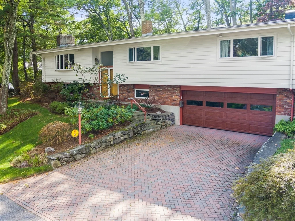 6 Nelson Dr, Chestnut Hill