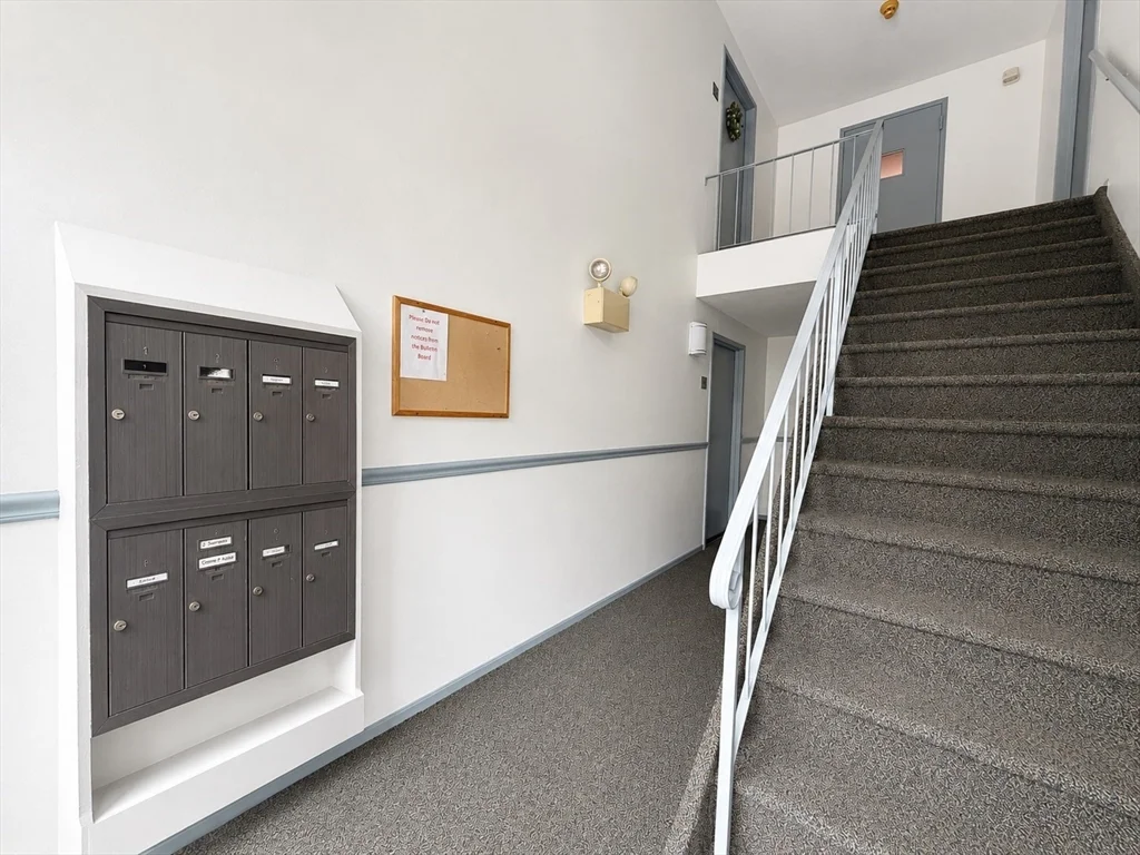 8 Village Rock Ln, Natick