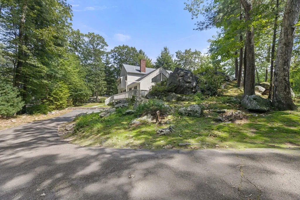 4 Crestview Ln, Milton