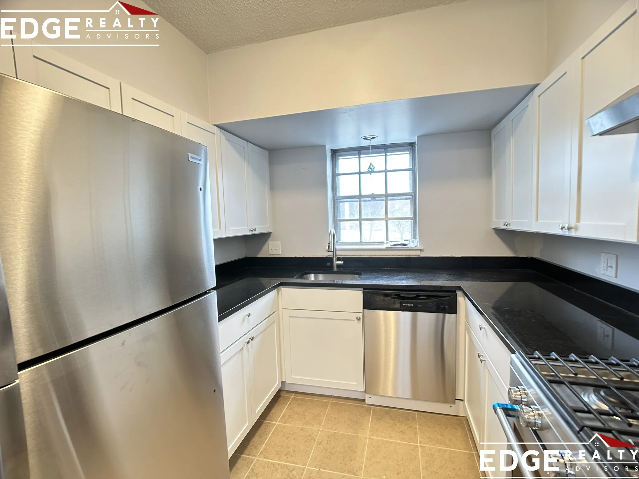 186 Lake Shore Rd, Oak Square