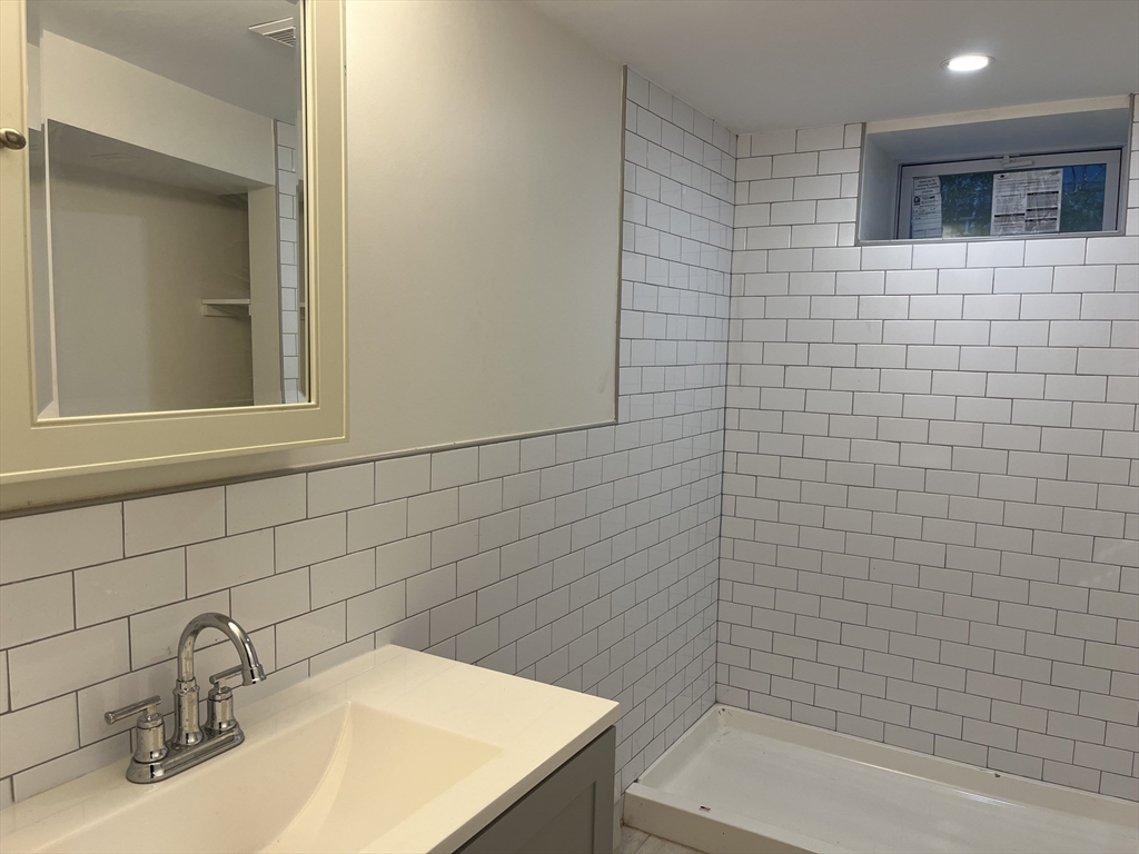 7 Lexington Ave, Hyde Park