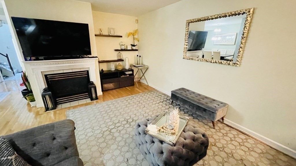 60 Village Dr, Quincy