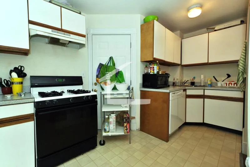 32 Linden St, Central Village