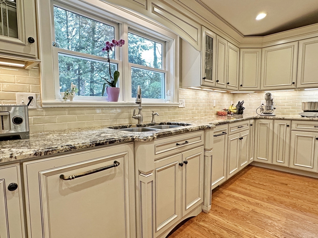 9 Lantern Rd, Belmont