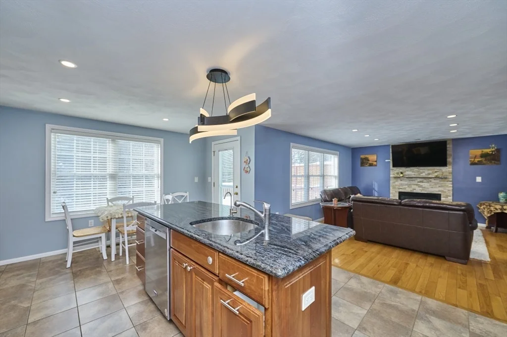 27 Cranberry Ln, Burlington